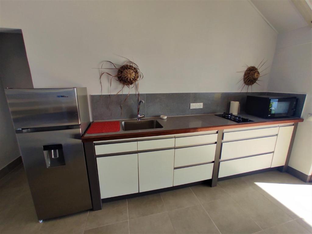 Kuchyň nebo kuchyňský kout v ubytování TAHITI - Taharaa Beach Bungalow