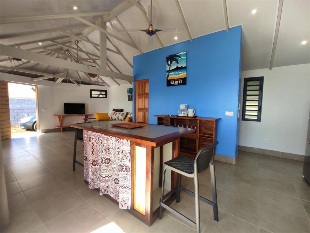 TV a/nebo společenská místnost v ubytování TAHITI - Taharaa Beach Bungalow