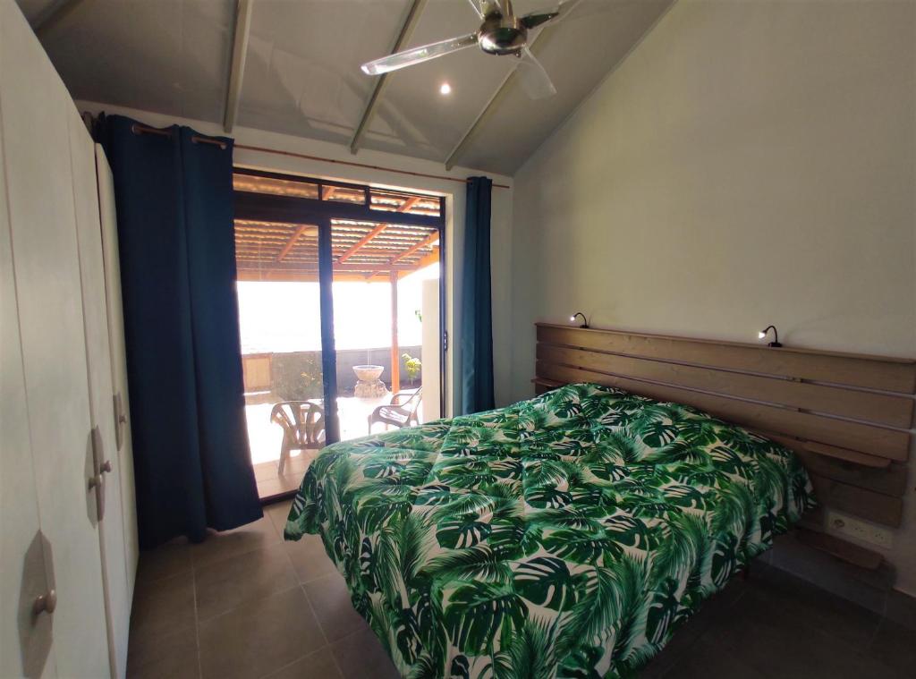 Postel nebo postele na pokoji v ubytování TAHITI - Taharaa Beach Bungalow