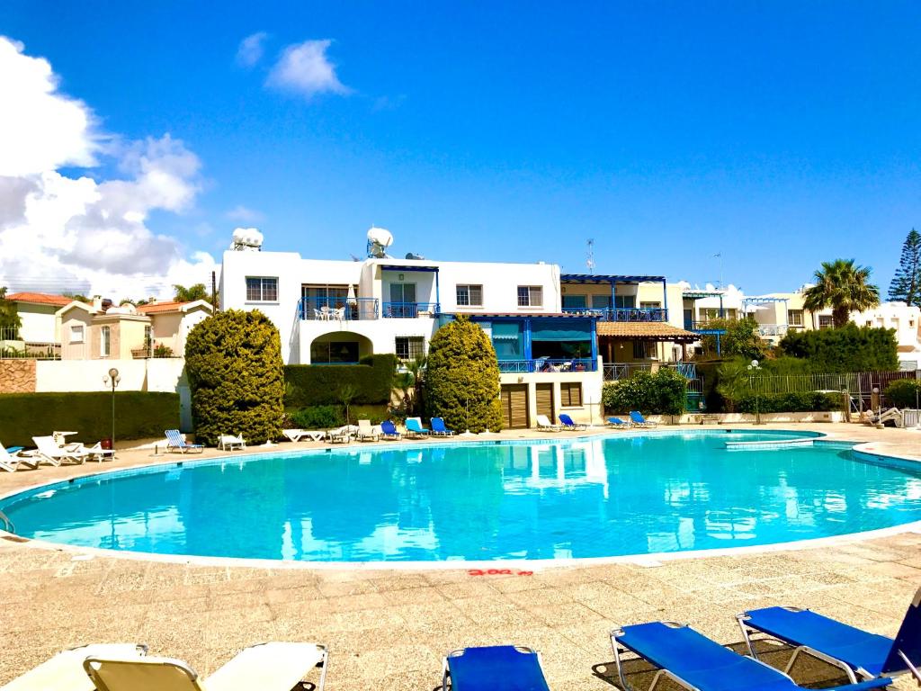 Apartment with large pool
