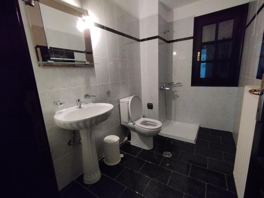 Koupelna v ubytování Dimosthenis Karastamatis Rooms