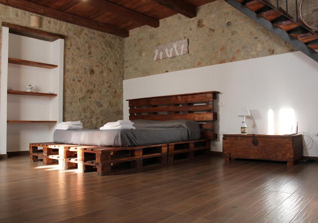 a bedroom with a bed made out of logs at Ospitalita Diffusa Jungi Mundu - Casa Diritti Umani in Camini