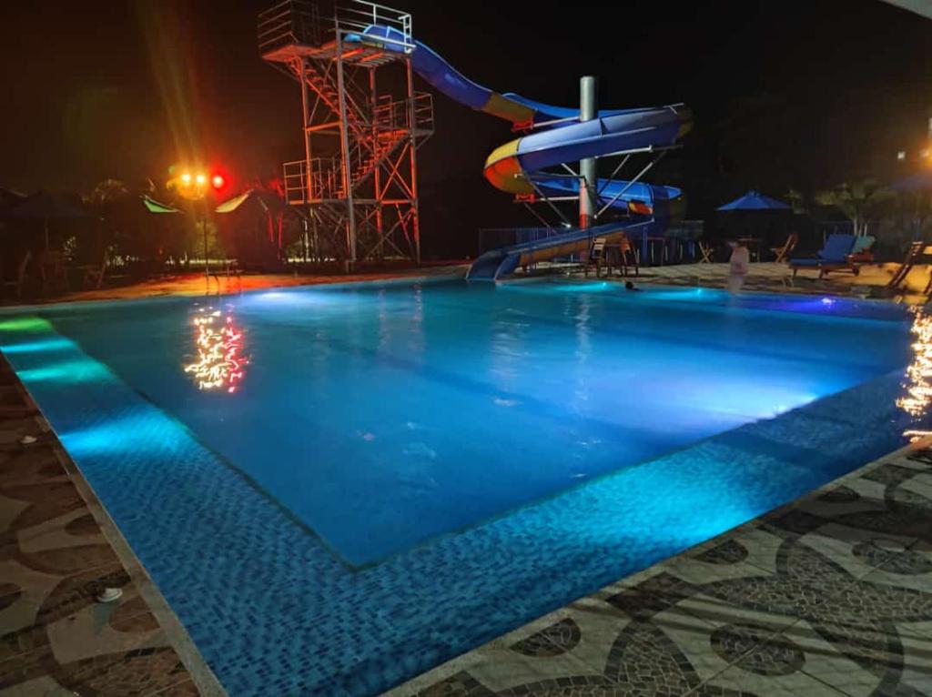 Tauramena的住宿－Finca Ecoturística Canaguaros，夜间游泳池,带水滑梯