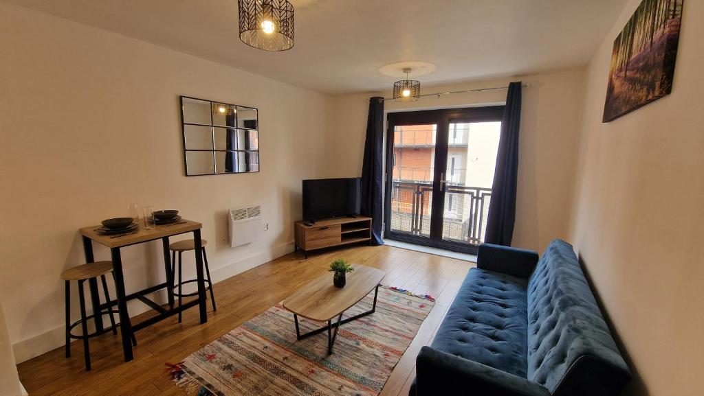 A seating area at Two Bedroom Apartment Central B1 Birmingham, Parking