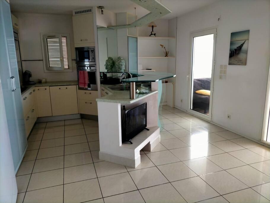 Kuchyň nebo kuchyňský kout v ubytování Bel appartement avec piscine, face à la mer