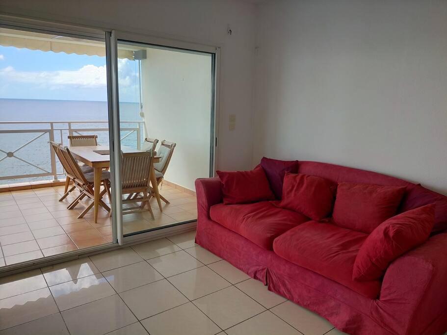 Posezení v ubytování Bel appartement avec piscine, face à la mer