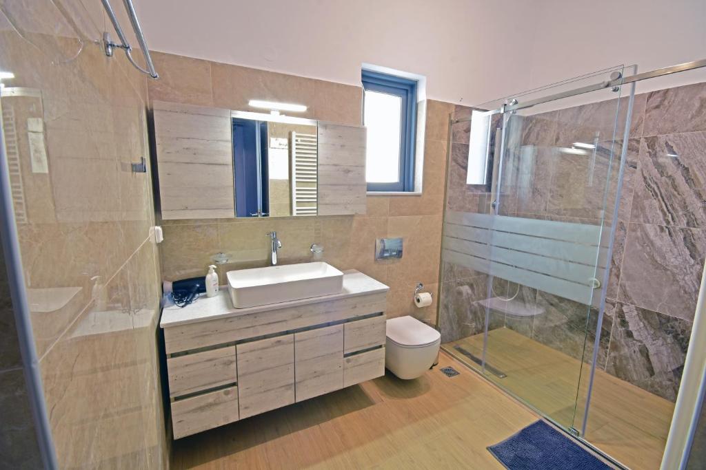 Łazienka w obiekcie Konatsi Luxury Apartments