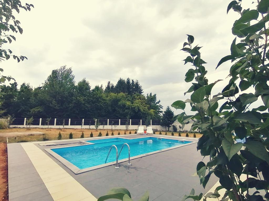 una piscina en medio de un patio en Villa Arkado, en Sarajevo