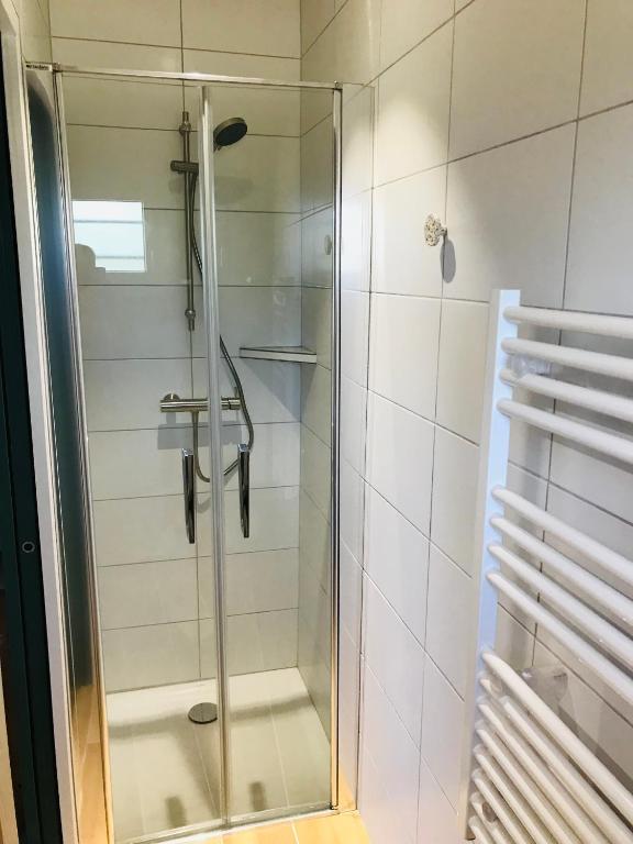 W łazience znajduje się prysznic ze szklanymi drzwiami. w obiekcie Chalet de la Baume w mieście La Châtelaine