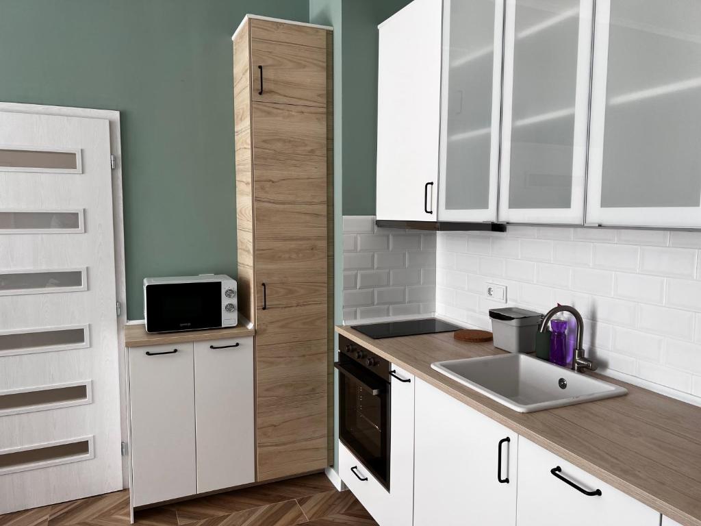 A kitchen or kitchenette at Las Brisas Garden Apartment