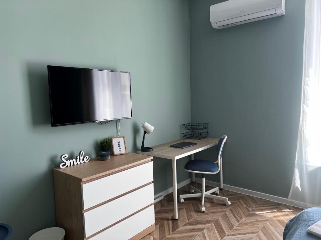 A television and/or entertainment centre at Las Brisas Garden Apartment