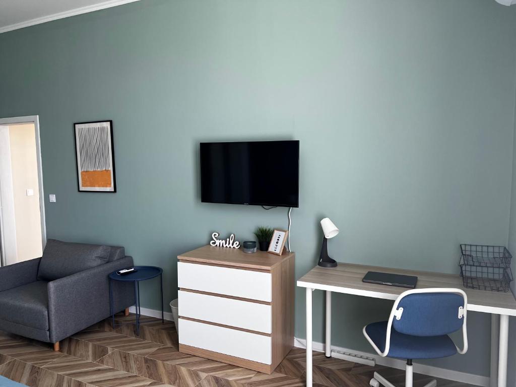 A television and/or entertainment centre at Las Brisas Garden Apartment
