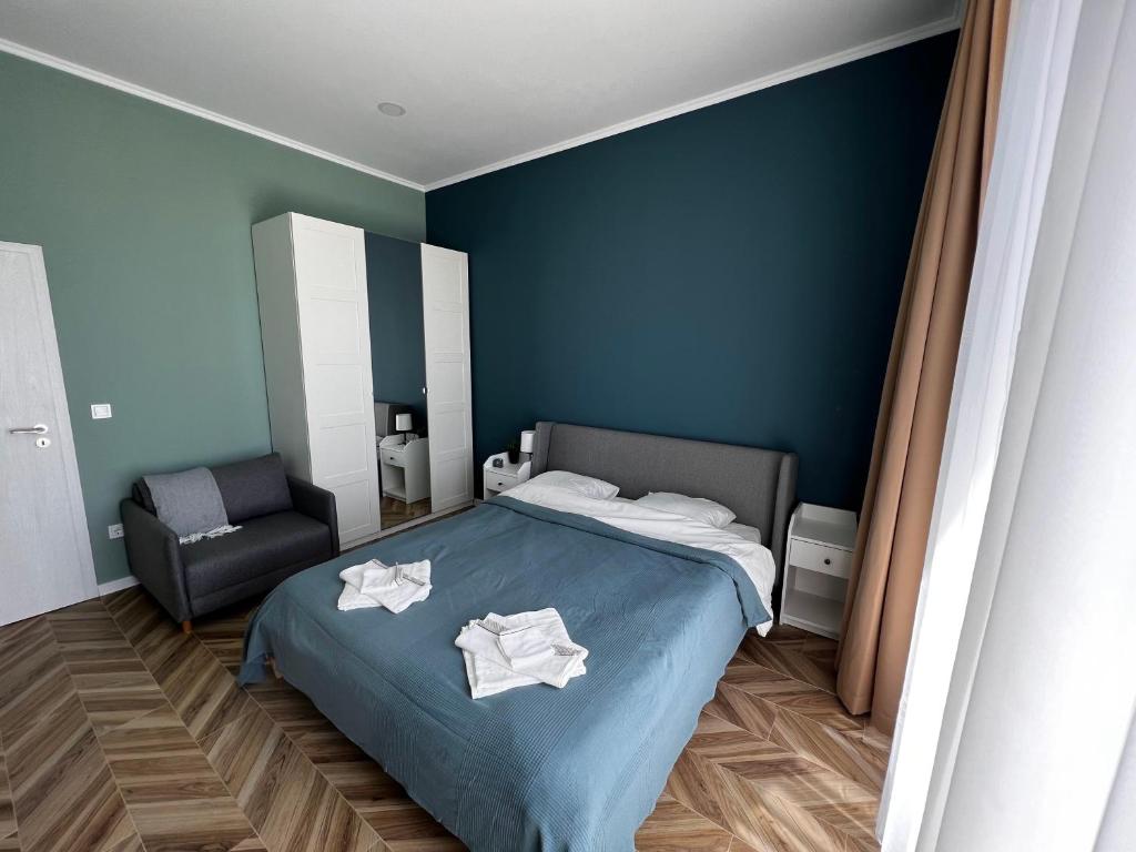 A bed or beds in a room at Las Brisas Garden Apartment