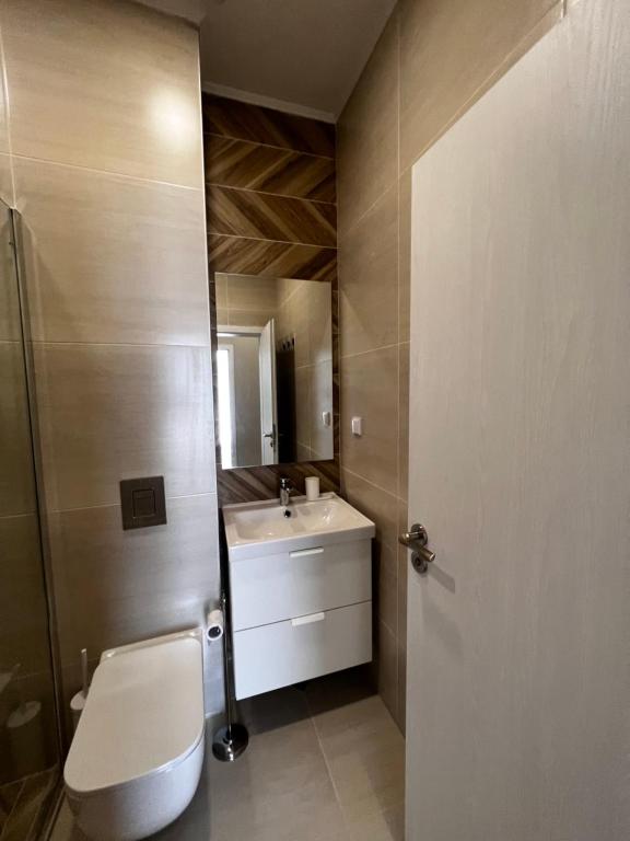 A bathroom at Las Brisas Garden Apartment