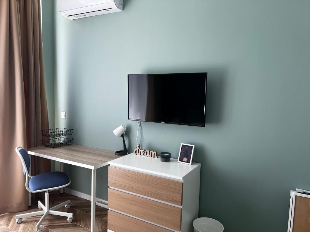 A television and/or entertainment centre at Las Brisas Garden Apartment