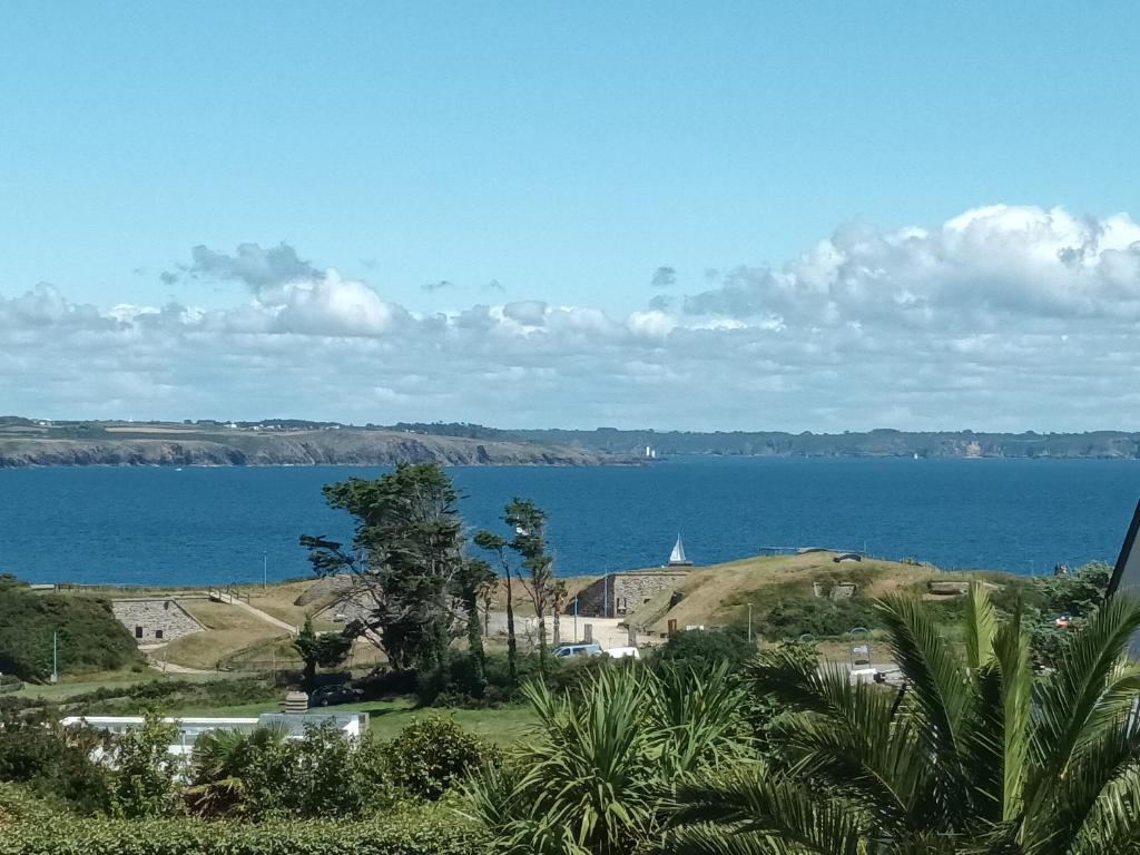 vista su un grande bacino d'acqua di Ty Mor a Plougonvelin