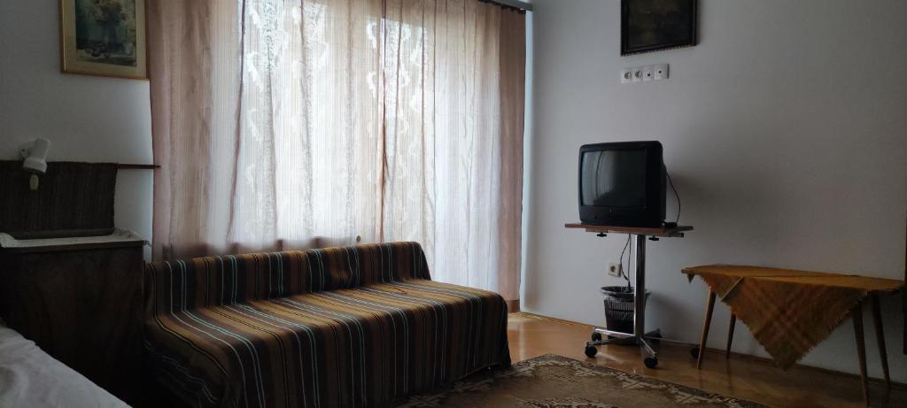 TV a/nebo společenská místnost v ubytování Fecskefészek Nyaralóház
