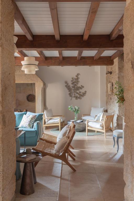 a living room with a bird sitting on a chair at Terranam Bed & Breakfast in Catoira