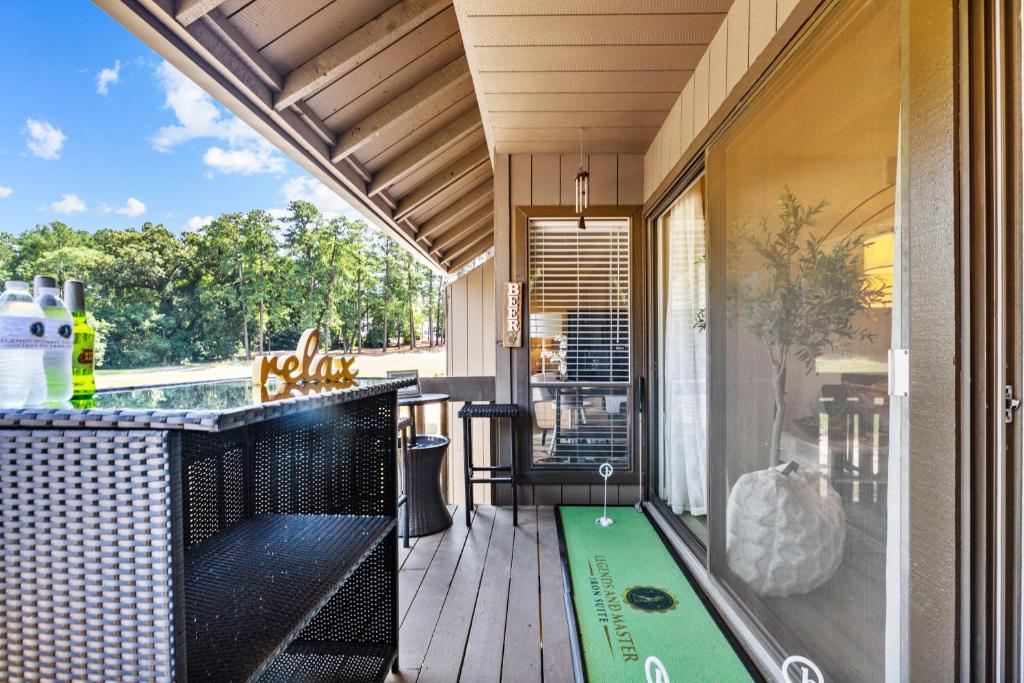 eine abgeschirmte Veranda mit einem Pool auf einem Haus in der Unterkunft Legends and Masters Iron Suite in Pinehurst