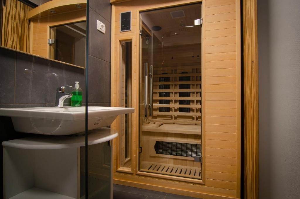 Koupelna v ubytování Apartments with Private Saunas & WELLNESS Gobi