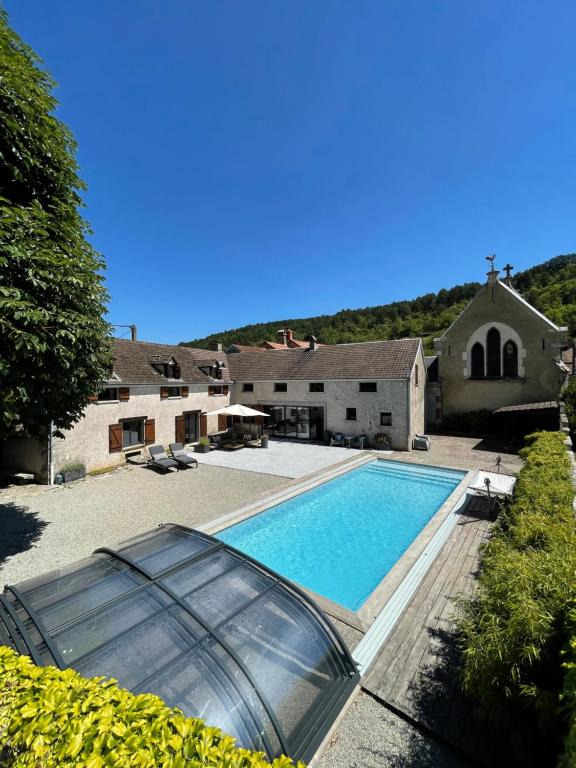 ein großer Pool vor einem Haus in der Unterkunft Maison de Melin in Auxey-Duresses