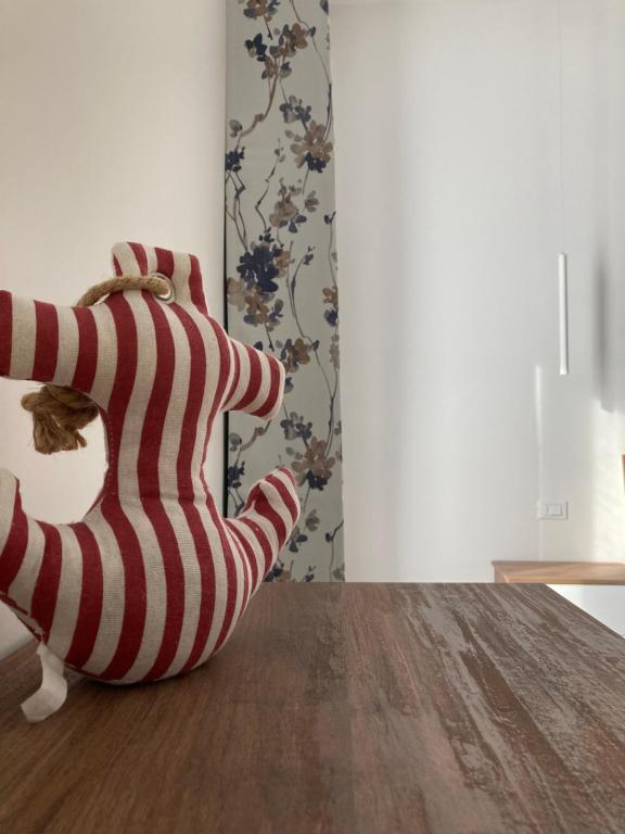 a striped object sitting on top of a wooden table at La Casa al Gelso in Rodi Garganico