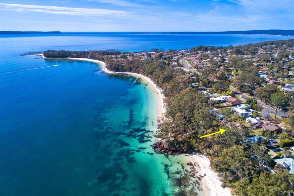 una vista aérea de la playa y del océano en Jervis Bay Beachfront, en Vincentia