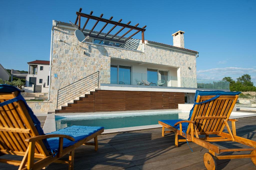 Basen w obiekcie Villa Anka Maslenica lub w pobliżu