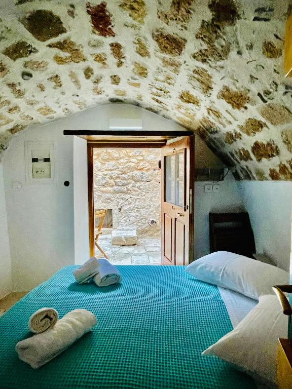 A bed or beds in a room at Vecchia Casa sterna