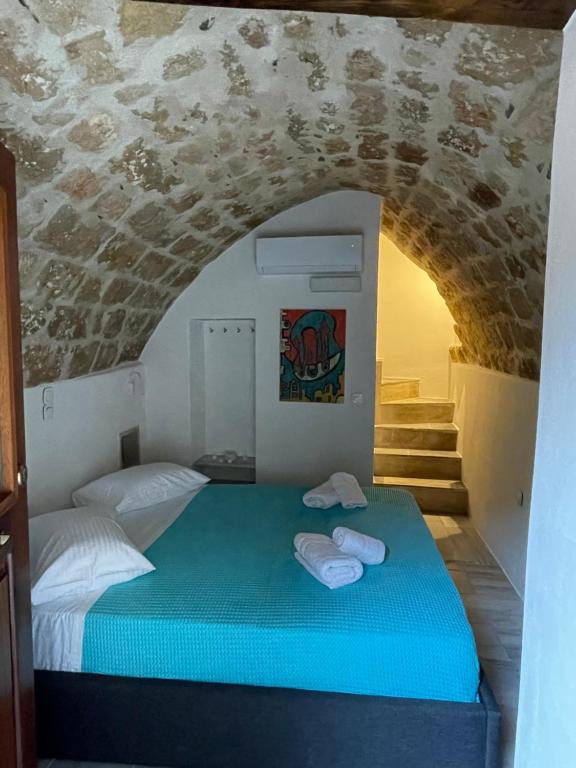 A bed or beds in a room at Vecchia Casa kamara