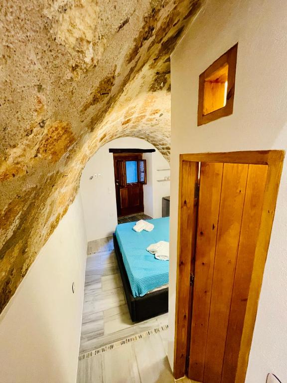 A bed or beds in a room at Vecchia Casa kamara