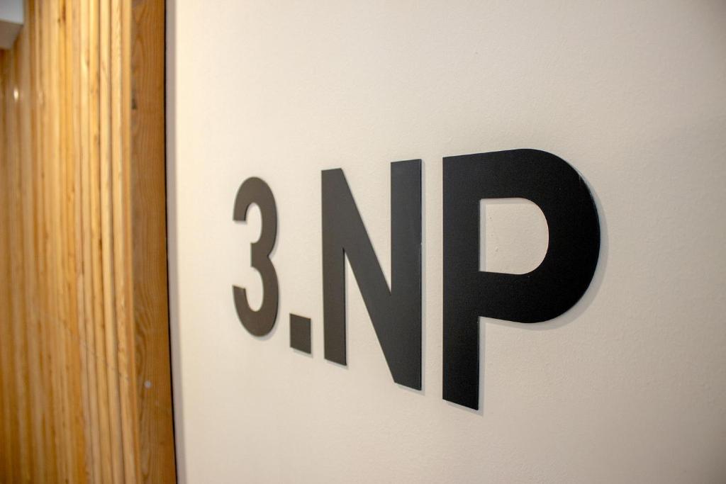 Certifikát, hodnocení, plakát nebo jiný dokument vystavený v ubytování ENJOYHARRACHOV - Atraktivní klidný klimatizovaný apartmán 20 v centru Harrachova s parkováním, Wifi-WLAN, SAT, herní konzolí, Ipad, Netflix zdarma, možností dobíjení auta, výhledem do zahrady a na romantický kostelík