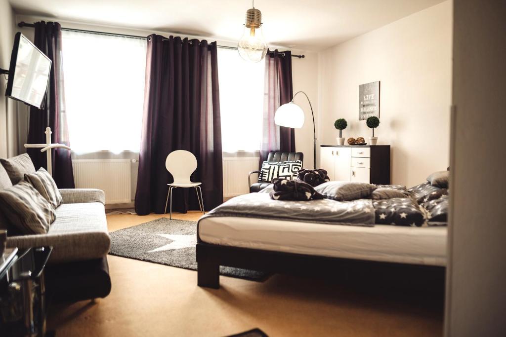 TV a/nebo společenská místnost v ubytování Das Hotel Stern, B&B KG - digital & contactless check-in