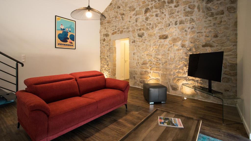 TV a/nebo společenská místnost v ubytování Maison de la Besse