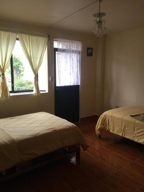 Postel nebo postele na pokoji v ubytování Hostal Nathaly