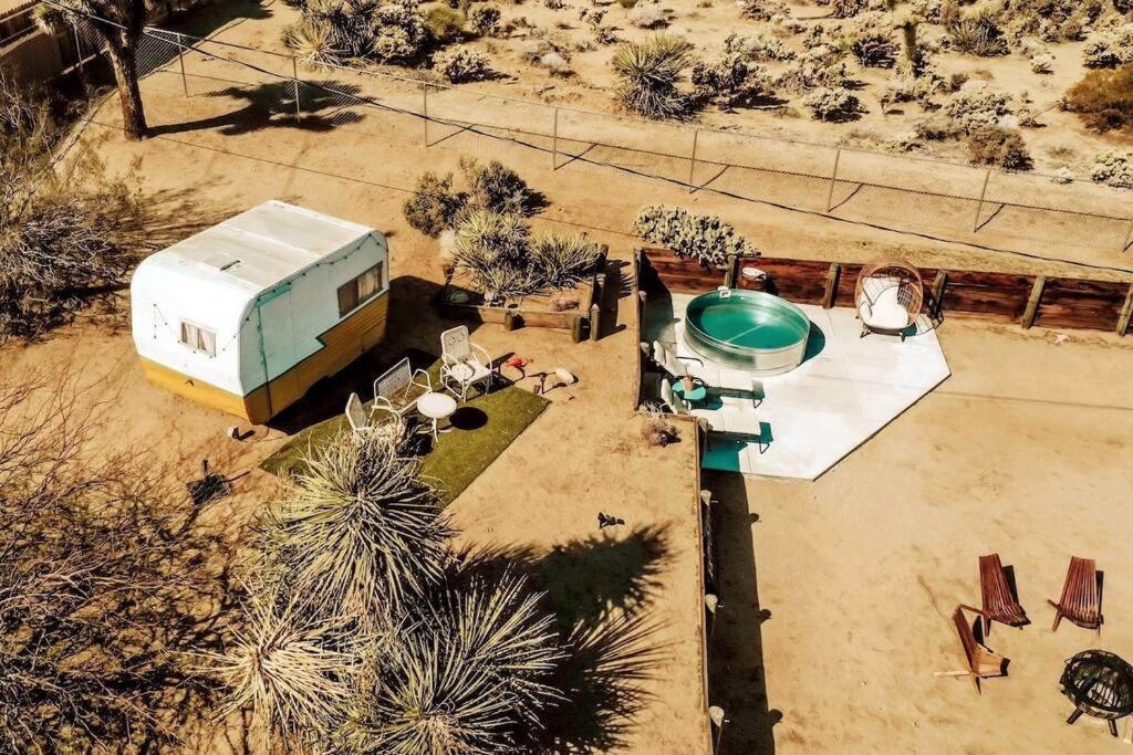 Bazén v ubytování Cozy Rustic Home minutes to Joshua Tree Nat'l Park nebo v jeho okolí