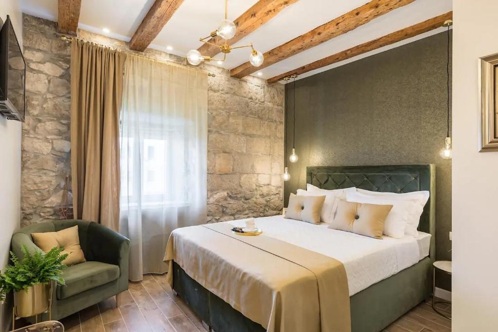 Posteľ alebo postele v izbe v ubytovaní Old town vibes for 2, luxury room with sea view