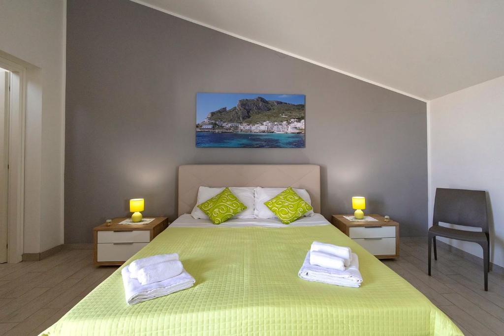 ein Schlafzimmer mit einem grünen Bett mit zwei Lampen und einem Stuhl in der Unterkunft Brezza Salina in Torre Nubia