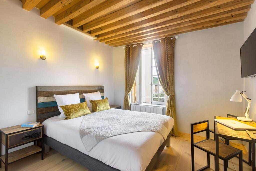 Een bed of bedden in een kamer bij La Benoîte