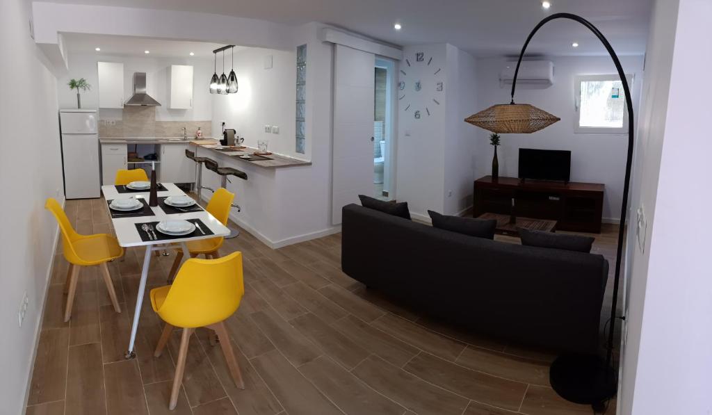 Kuchyň nebo kuchyňský kout v ubytování VILLA FALCONERA APARTAMENTS, GANDIA a las faldas de la montaña