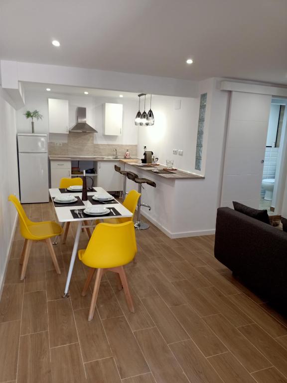 Kuchyň nebo kuchyňský kout v ubytování VILLA FALCONERA APARTAMENTS, GANDIA a las faldas de la montaña