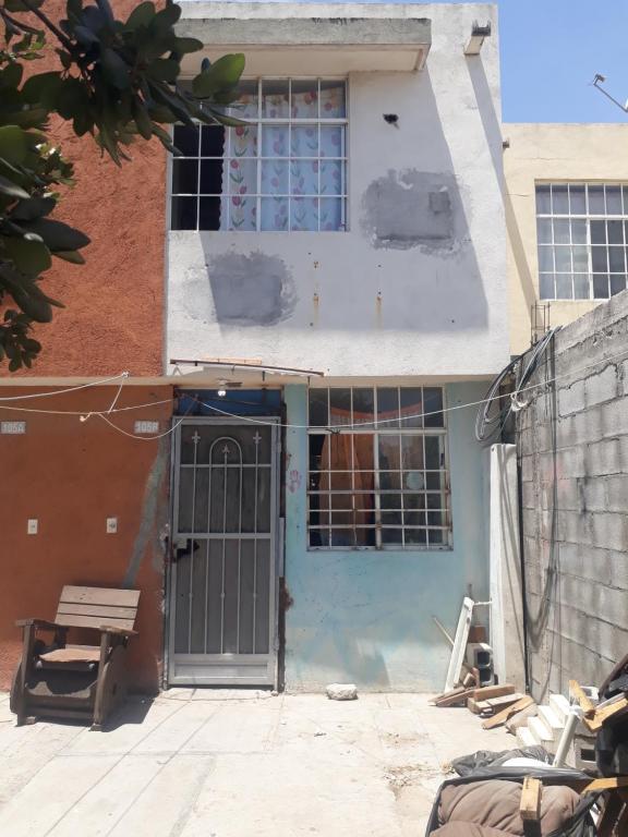 ein Gebäude mit einer Tür davor in der Unterkunft Diablillo in Monterrey