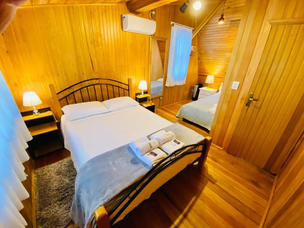 מיטה או מיטות בחדר ב-Chalé do Lago
