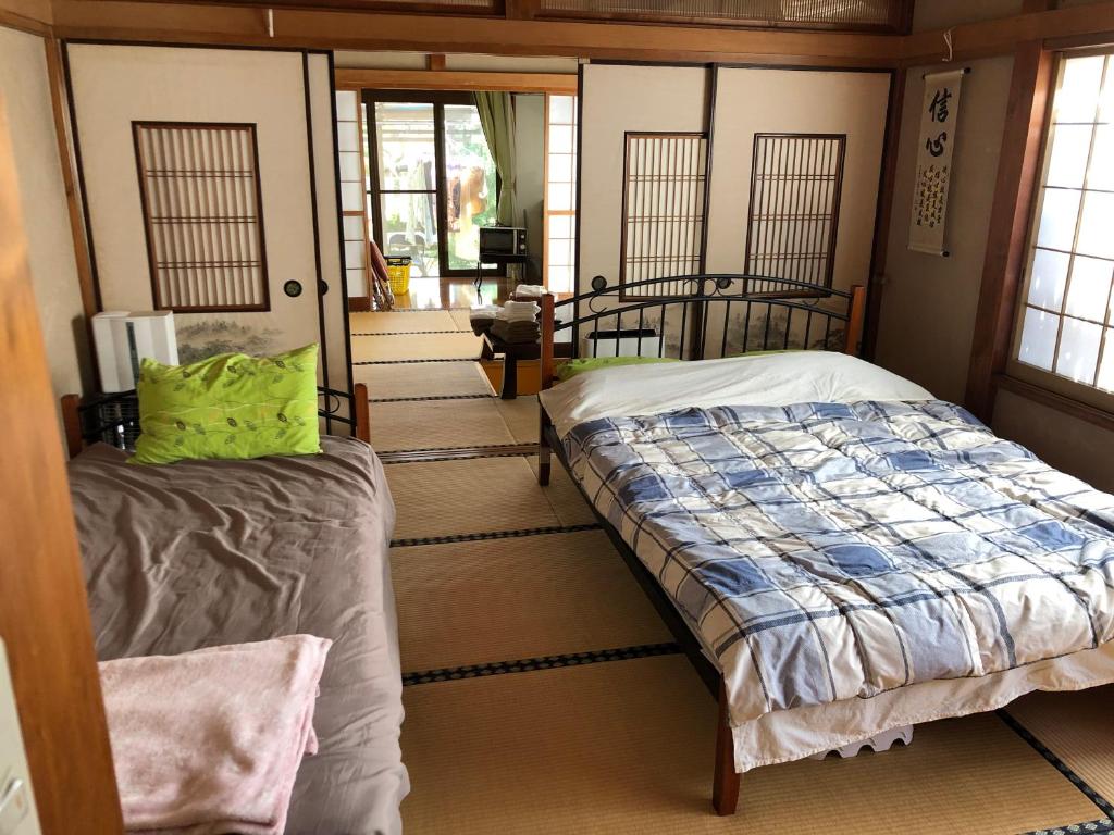 una camera con 2 letti di コウノトリの里の宿 a Fukiage