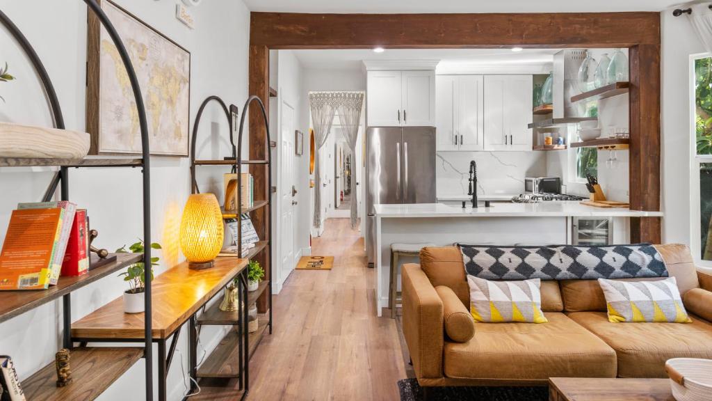 Il comprend un salon avec un canapé et une cuisine. dans l'établissement Newly Remodeled Beautiful 2BR Flat in Atwater Village, à Glendale