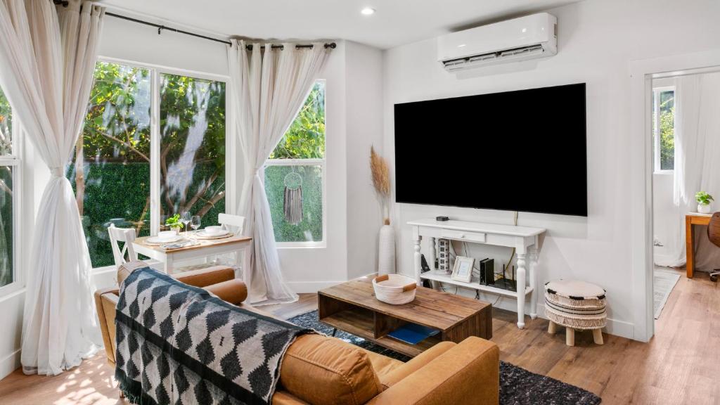 Newly Remodeled Beautiful 2BR Flat in Atwater Village - Two-Bedroom Apartment