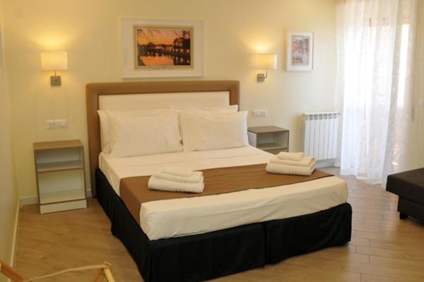 A bed or beds in a room at MIGDAL Luxury Suites Roma Testaccio