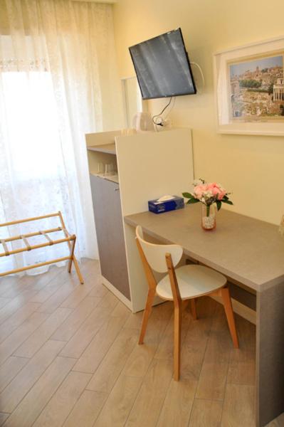 A television and/or entertainment centre at MIGDAL Luxury Suites Roma Testaccio