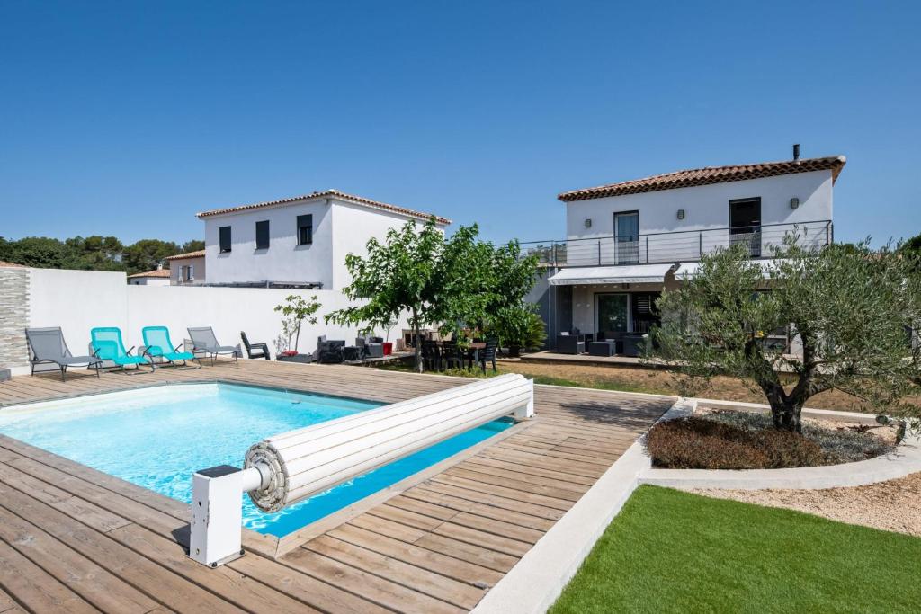 willa z basenem i domem w obiekcie Maison Janas - Welkeys w mieście La Seyne-sur-Mer