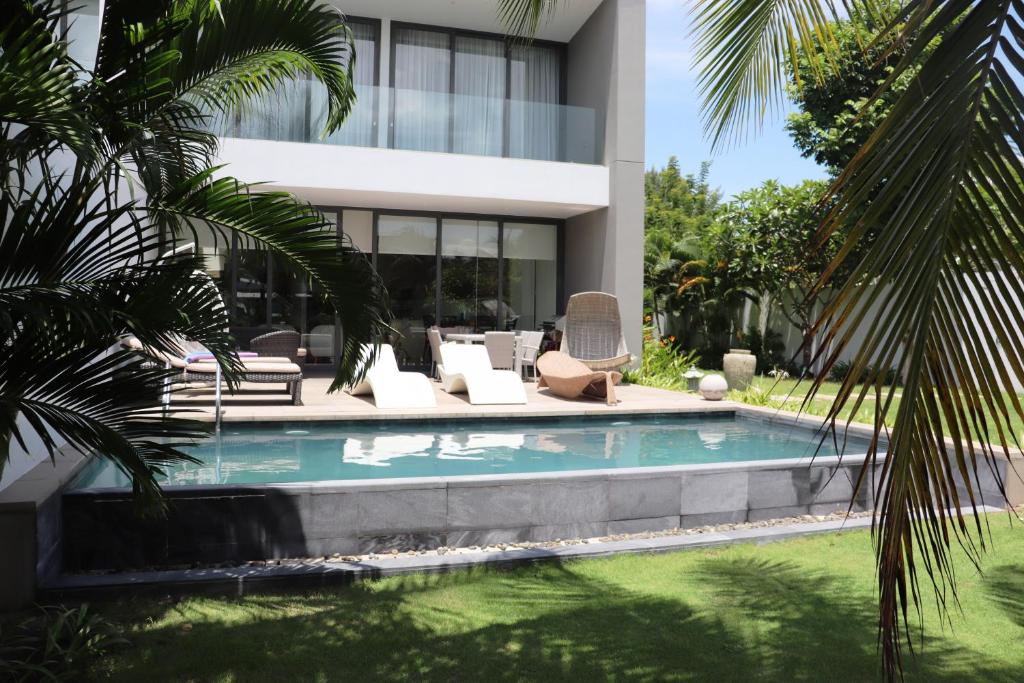 une piscine en face d'un bâtiment dans l'établissement Villa 135, Sanctuary Ho Tram, à Ho Coc